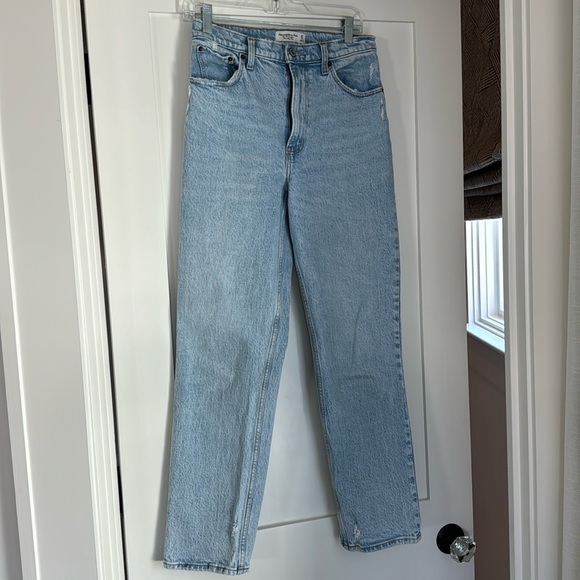 Abercrombie Women's Ultra High Rise 90s Straight Jean Light Wash Size 27 - Picture 2 of 3